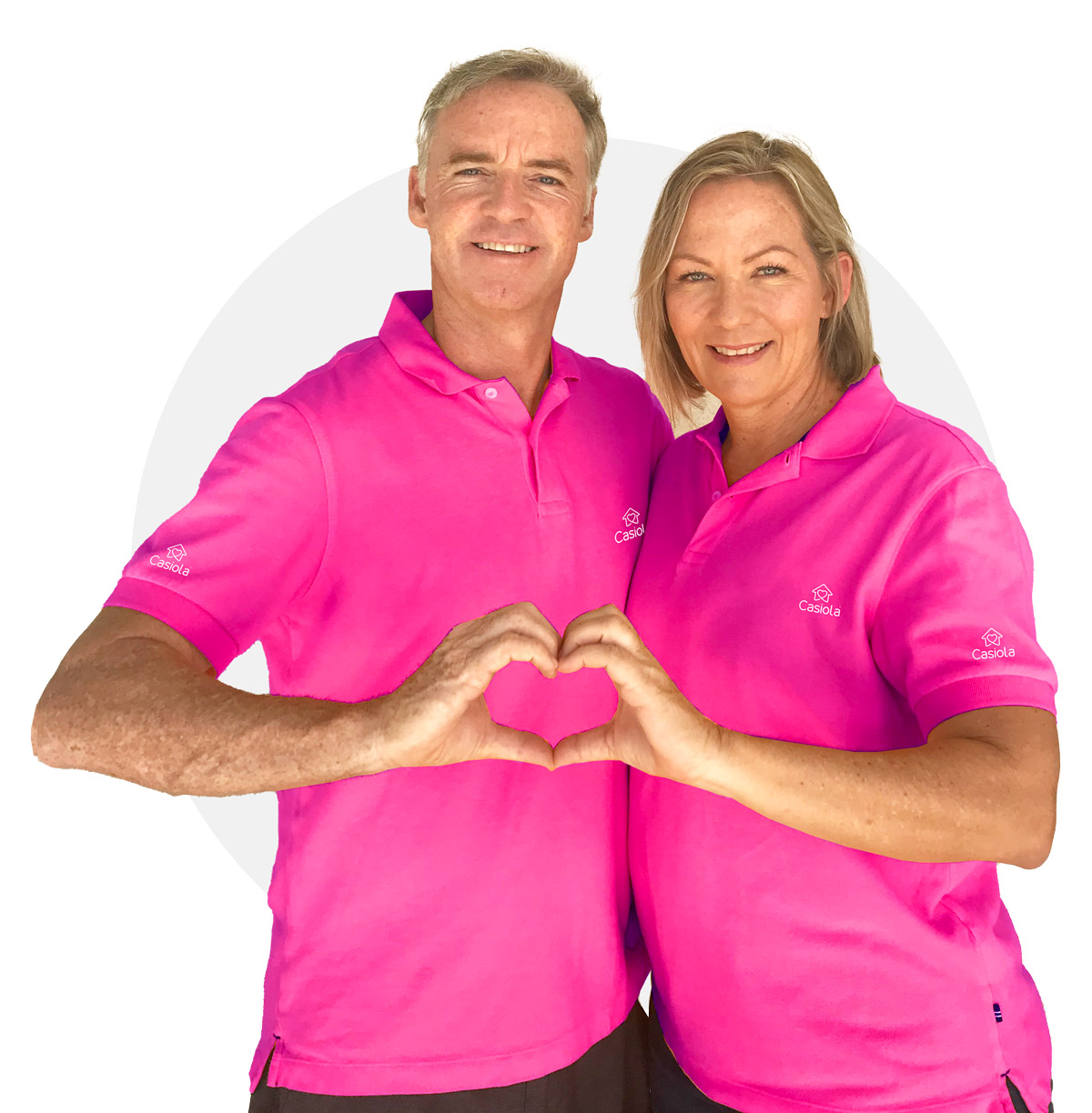 Casiola-gastheren in roze polo die een hart vormen met hun handen